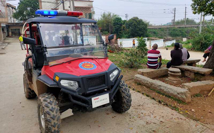 斯庫爾消防摩托車在鄉(xiāng)鎮(zhèn).jpg